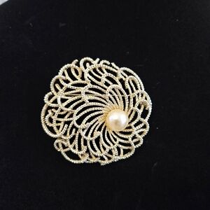 Elegant Vintage Design Goldtone Brooch/pin
